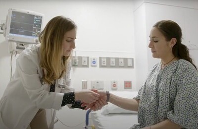 Кодирование Аквилонг в Югорске Врач держит пациентку за руку