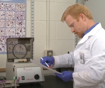 Клиника лечения наркозависимости в Югорске Врач в кабинете клиники